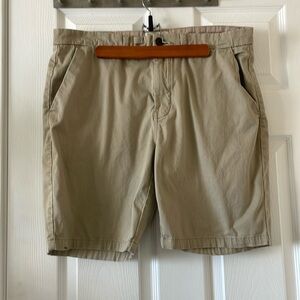 Report collection khaki shorts resort beach summer